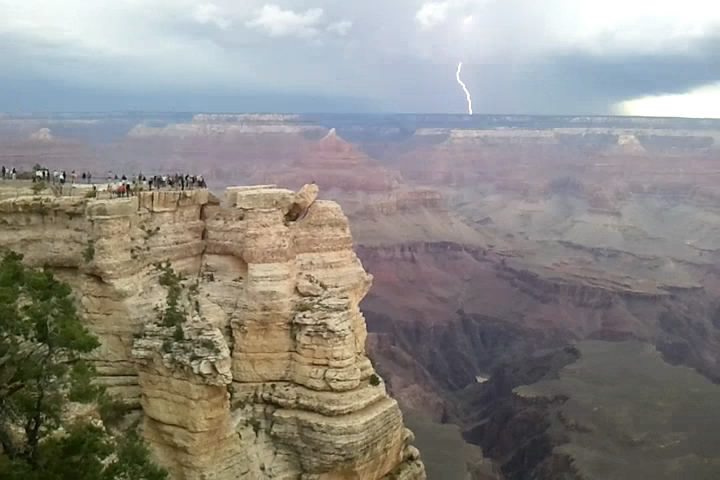 Grand_Canyon_thunderstorm_2